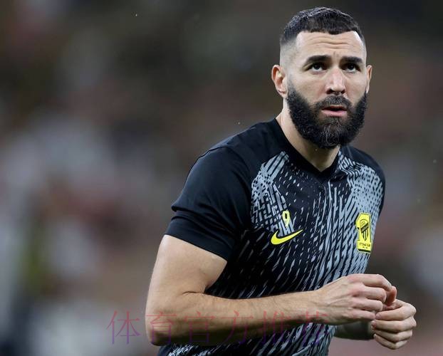 多家媒体:本泽马续约两年 第一个赛季降薪10% 多家媒体:本泽马续约两年 第一个赛季降薪10%